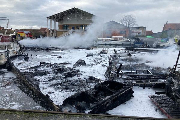 Plusieurs dizaines de bateaux ont pris feu en début d'après-midi dans le port de Digoin.