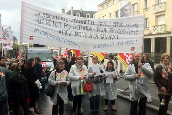 Des salariés de la biscuiterie Jeannette dans le défilé du 1er mai ce jeudi matin à Caen