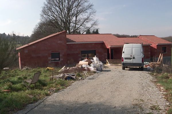 Photo d'illustration, une maison en construction. Le secteur de la construction et de l'immobilier est en crise : jusqu'à 40% de permis de construire en moins délivré en 2023.