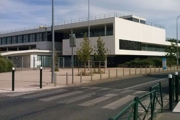 Le collège est fermé jusqu'à nouvel ordre.