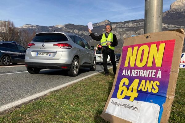 Des manifestants, à Grenoble, appellent à la mobilisation contre la réforme des retraites.