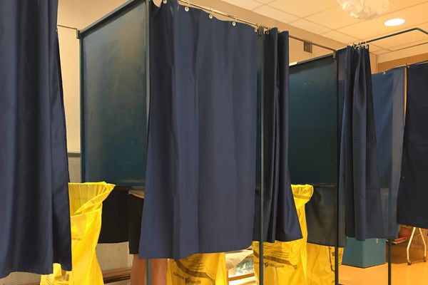 Les isoloirs d'un bureau de vote lors du premier tour des Législatives 2017