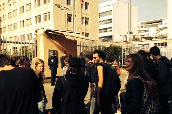 Lyon - 20/10/14 - Rassemblement devant le rectorat en soutien à deux étudiants convoqués en commission disciplinaire.