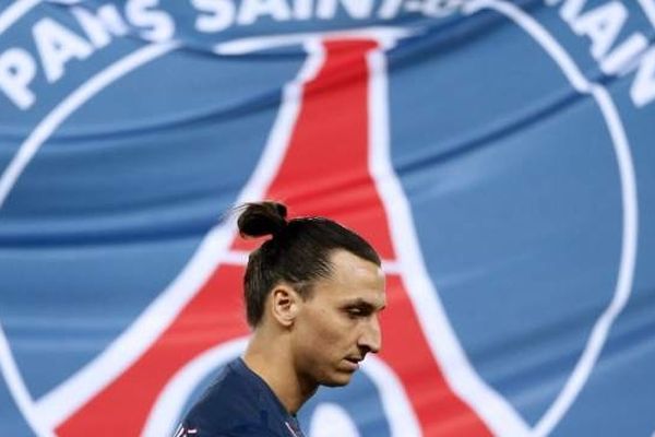 L'attaquant du PSG a récolté trop de cartons jaunes. 