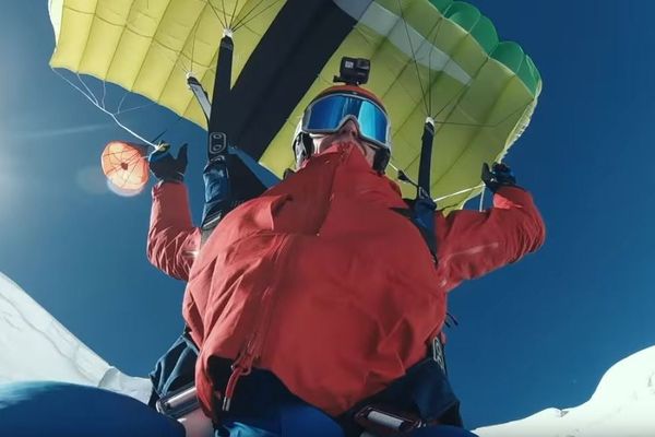 Matthias Giraud a sauté en ski base jump depuis le sommet du Mont-Blanc.