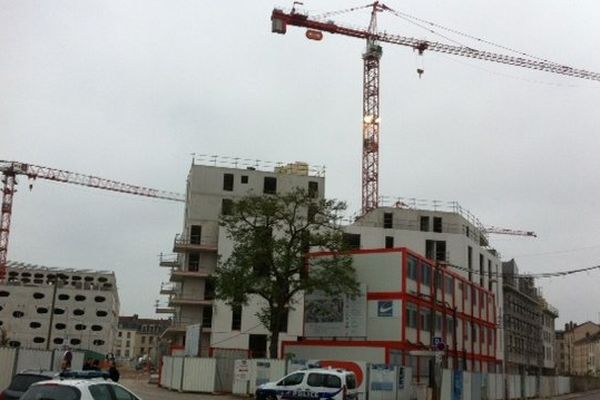 le jeune est tombé de la grue G1...celle de droite