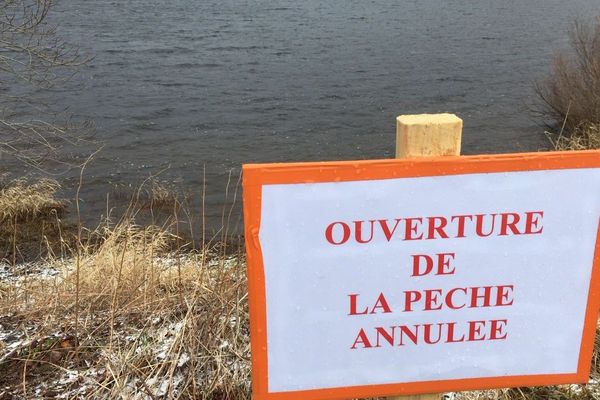 Faute de glace, la célèbre pêche au trou du lac de Guéry, dans le Puy-de-Dôme, n'aura pas lieu cette année.