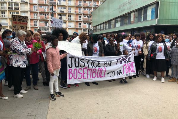 Près de 400 personnes s'étaient réunies pour une marche blanche à la mémoire de Marie, sur la dalle Kennedy à Rennes.