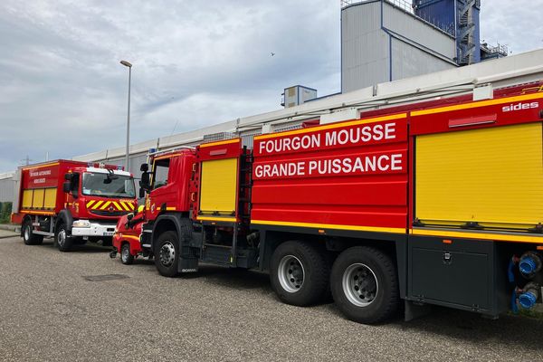 Cinquante-six pompiers et 24 véhicules mobilisés sur l'incendie de hangar au Port du Rhin.