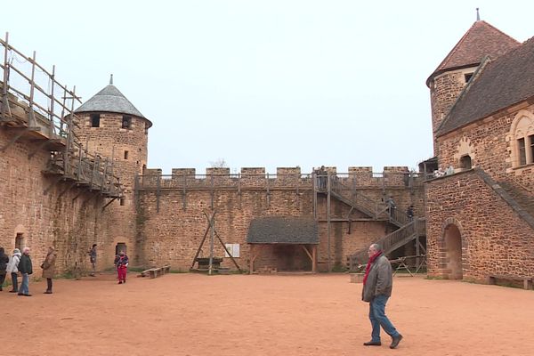 La cour du château de Guédelon, le siteattire des visiteurs nombreux le dernier jour de son ouverture