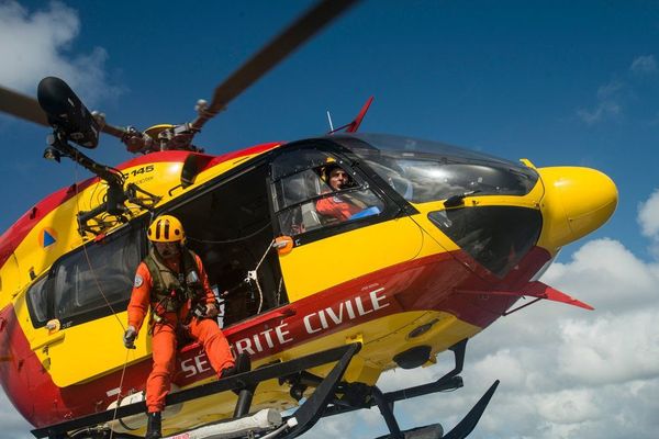 Les deux kayakistes ont été transportés en hélicoptère jusqu'à l'hôpital Jacques Monod du Havre (Seine-Maritime)