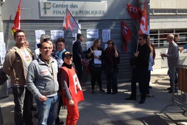 Le centre des impôts de Nîmes est bloqué par des agents des impôts - 17 mai 2016