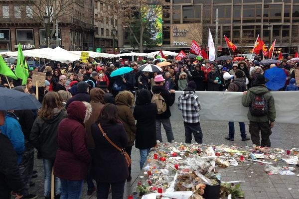 Manifestation contre l'état d'urgence, place Kléber à Strasbourg le 30 janvier 2016