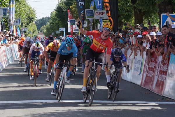 Søren Waerenskjold s'impose lors de la première étape du Tour Poitou-Charentes, à Matha, le mardi 22 août 2023.