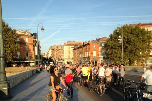 Les manifestants sur le pont neuf à Toulouse