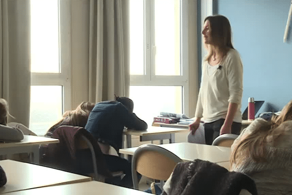 Les élèves de cette classe semblent conquis par ces ateliers yoga