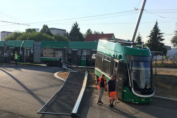 Motrice disloquée, portail défoncé, pylône tordu...