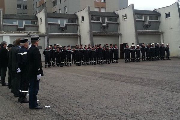 Les pompiers ont observé une minute de silence en hommage aux victimes des attentats.