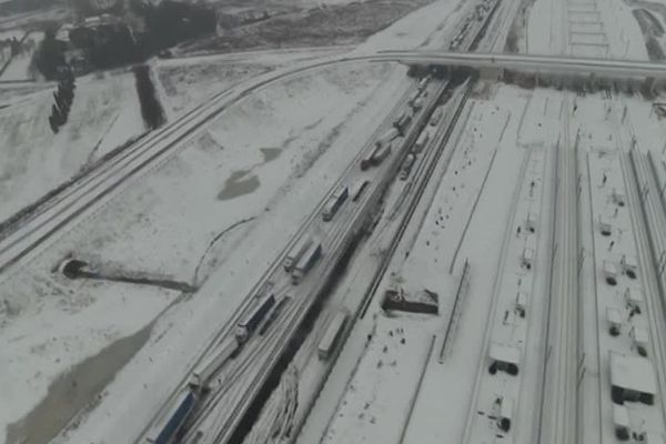 L'A9 bloquée mercredi 28 février et jeudi 1er mars 2018 entre Orange et Narbonne suite à la chute importante de neige 