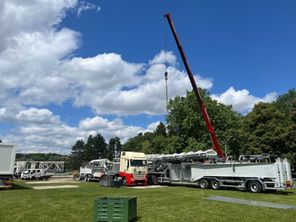 Le montage de la tour panoramique dans Parc des Jeux, pArc Valbon à la Courneuve en Seine-Sainr-Denis.