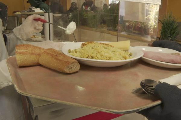 A la "cantine savoyarde", on a commencé à servir des repas aux plus démunis en décembre 1983 ; soit deux ans avant la création des fameux "Restos du coeur" de Coluche.