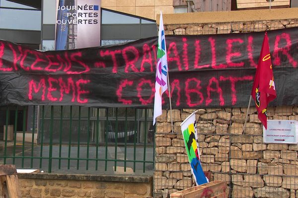 Devant le lycée, l'unité intergénérationnelle dans l'opposition