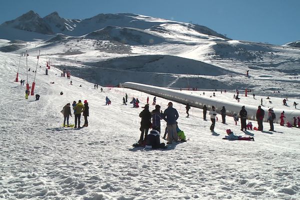 Les premiers vacanciers sont arrivés dans les Pyrénées, pour des vacances de février sur le fil du rasoir pour les professionnels du tourisme.