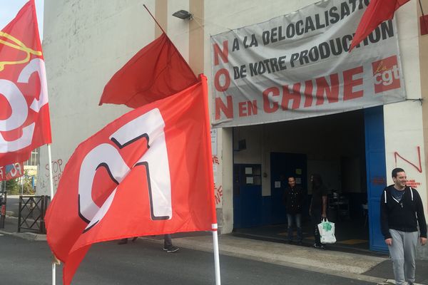 L'usine Semperit, à Argenteuil, dans le Val-d'Oise, bloquée, le 29 septembre 2017.