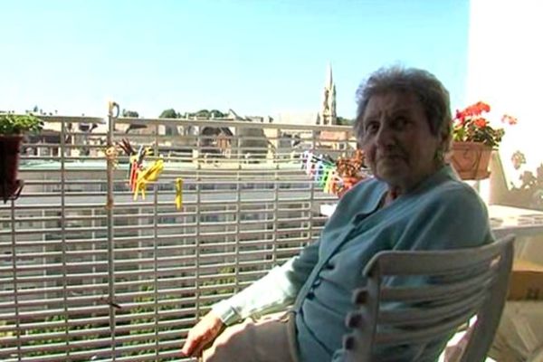 Seul contact avec l'extérieur pour cette dame de 93 ans depuis deux mois, le balcon de son appartement