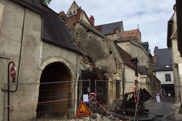 La toiture d'un  local inoccupé s'est effondrée au 18 de la rue Maubert à Nevers, dimanche 7 juillet 2019.