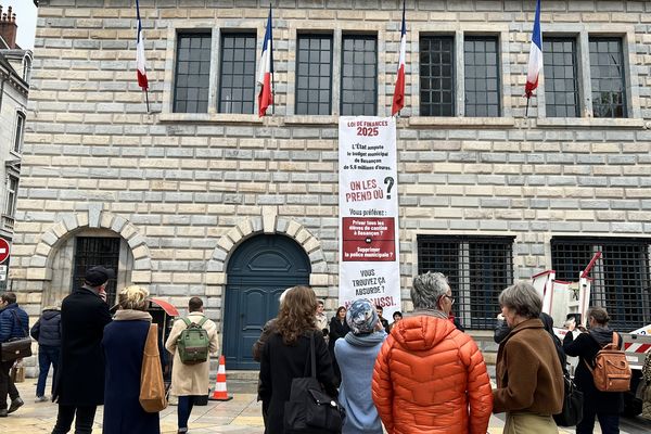 La banderole de Besançon contre les coupes budgétaires prévues pour les collectivités par le projet de loi de finances 2025