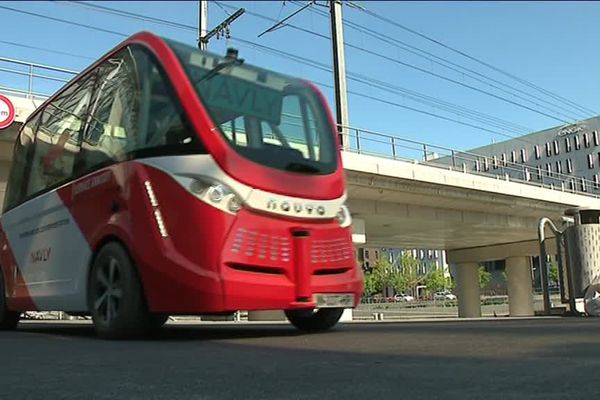 La navette électrique autonome fabriquée par Navya circule dans le quartier Confluence, à Lyon