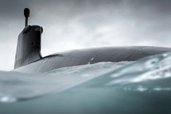 Ewan Lebourdais est l'un des rares civils autorisé par la Marine nationale à photographier des sous-marins lors de leur départ ou retour de mission.