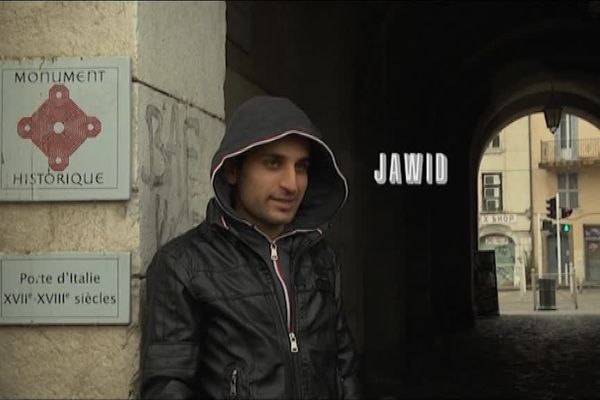 Jawad, un des acteurs du court métrage devant la porte d'Italie.