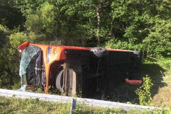 Le bus accidenté sur l'A62 après la collision contre un camion. 