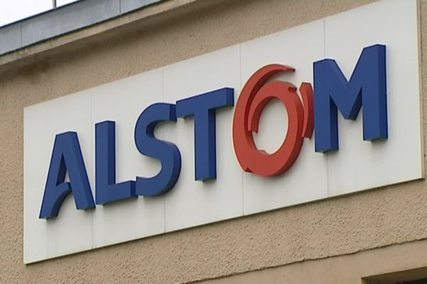 La façade de l'usine de moteurs Alstom, à Ornans (Doubs).