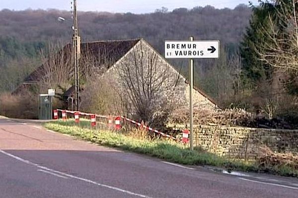 Une jeune femme de 17 ans a été tuée par une voiture alors qu'elle promenait son neveu de deux ans dans une poussette à Bremur-et-Vaurois. 