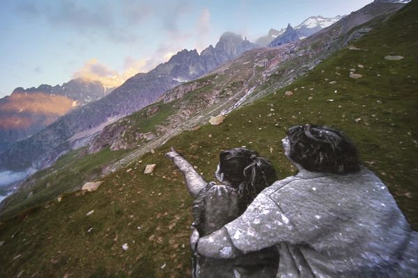 Cette œuvre monumentale située sur les hauteurs de Courmayeur, en Italie, a été réalisée par l'artiste Saype.