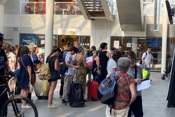 Un incendie sur un talus perturbe la circulation des trains ce 18 juillet 2022