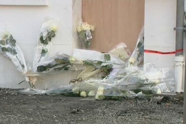 Des roses blanches ont été déposées devant la porte du pavillon où sont morts les 5 enfants