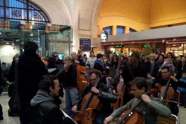 Une opération Flashmob en gare de Limoges Bénédictins, vendredi 23 novembre vers 17h30