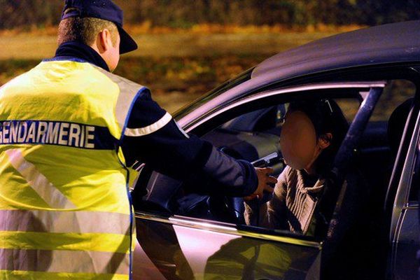 Lors d'une opération de contrôles d'alcoolémie, les gendarmes de Saint-Omer ont cueilli un père ivre mort qui avait laissé le volant à son fils âgé de 16 ans, et donc sans permis (image d'illustration)