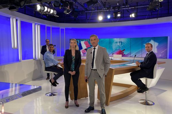 Les débats de l'entre deux tours des élections législatives sont présentés par Olivier Michel, Claire Exbrayat et Marin Trompette du Progrès.