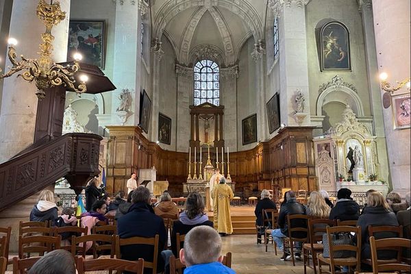 Un an après le début de la guerre en Ukraine, une messe dominicale a été célébrée par un prêtre ukrainien, à l’église Saint-Sébastien de Nancy, en hommage à la population et aux victimes de l'invasion russe.