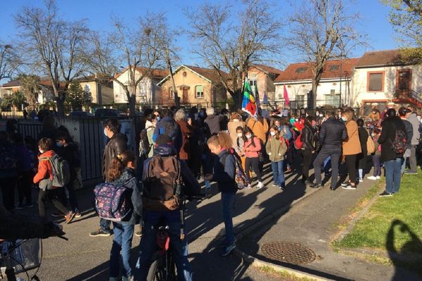 Ce petit déjeuner solidaire s’inscrit dans le cadre de la campagne #DeconfinonsLeursDroits d’RESF au cours de laquelle une école se mobilise chaque mercredi pour demander la régularisation des familles de sans-papiers. 