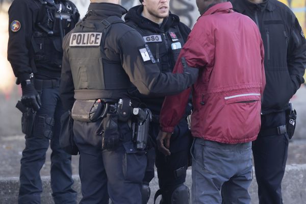 Les consommateurs de crack et poly-consommateurs de drogue regroupés près de la Porte de la Villette à Paris ont été évacués le 4 avril 2024.