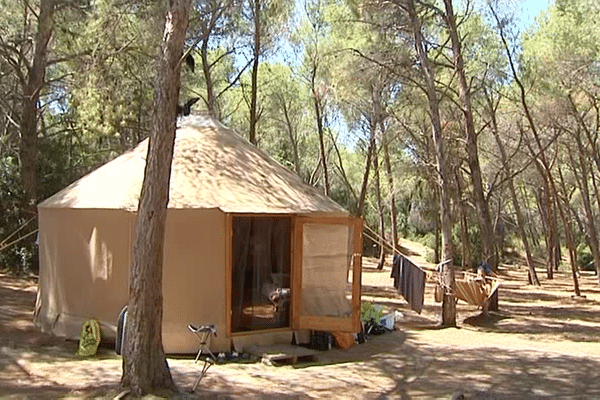 03/08/16 - Des yourtes pour tentes de camping, dans le désert des Agriates, près de la plage de Saleccia (Haute-Corse), un site naturel protégé. 