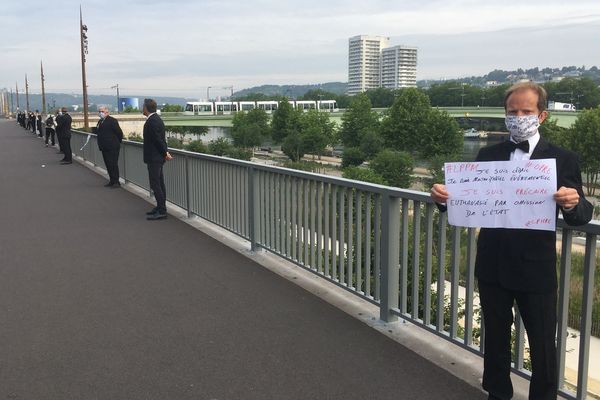 Nouvelle action des maîtres d'hôtel sur le pont Jeanne d'Arc à Rouen.