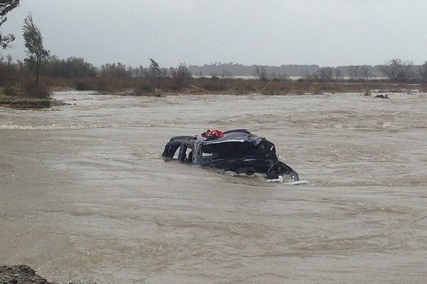 17/03/15 - Un véhicule avec une personne à bord emporté par la crue d'une rivière en Corse 