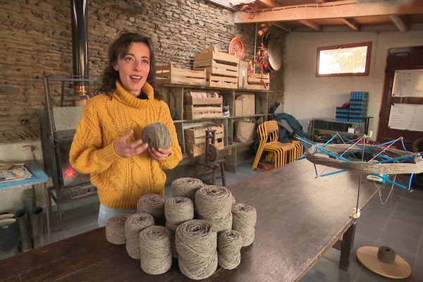 Laura Chalendard tisse la laine de ses brebis à Rive de Gier dans la Loire